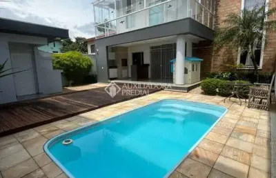 Casa com 4 quartos à venda na professor andrônico pereira, 313, centro, camboriú, 243 m2 por r$ 2.000.000