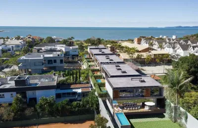 Casa em condomínio fechado com 4 quartos à venda na rua hercelina m. vieira, 293, praia do estaleiro, balneário camboriú, 344 m2 por r$ 9.800.000