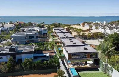 Casa em condomínio fechado com 4 quartos à venda na rua hercelina m. vieira, 293, praia do estaleiro, balneário camboriú, 299 m2 por r$ 6.780.000