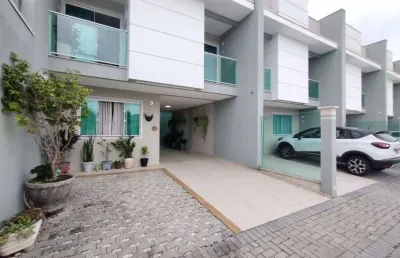 Sobrado em condominio fechado a venda, possui 3 quartos, sendo todos suites, moveis planejados e area gourmet, em sao jose dos pinhais, pr