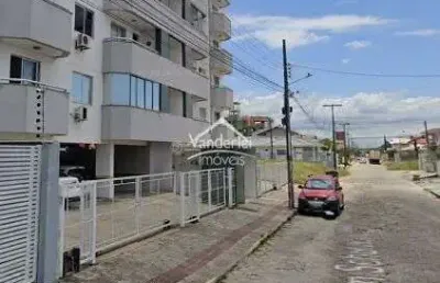 Apartamento superior de 02 quartos sendo 01 suíte com garagem coberta no bairro aririú em palhoça - sc