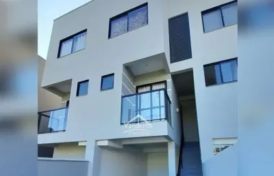 Sobrado triplex no loteamento jardins ii com 2 quartos, garagem coberta e mobília completa no bairro bela vista em palhoça - sc
