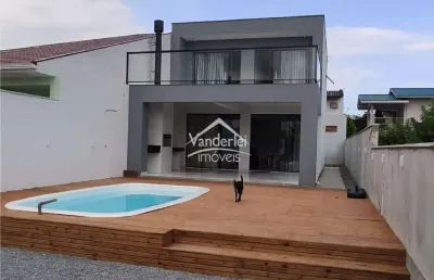 Casa duplex a 300m da praia com 03 quartos, amplo espaço gourmet e piscina na praia da pinheira em palhoça - sc
