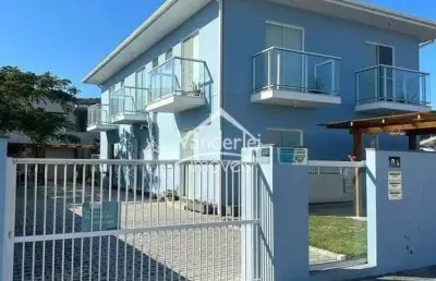 Amplo sobrado com 03 quartos sendo 01 suíte, churrasqueira e garagem, localizado no centrinho da praia da pinheira  em palhoça - sc