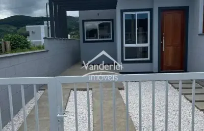 Casa no jardins 3 com 02 quartos, passagem lateral no bairro bela vista em palhoça - sc