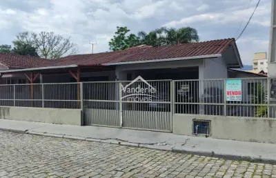 Casa 03 dormitórios, sendo 01 suite no centro de palhoça - sc.