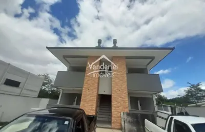 Apartamento padrão com 3 quartos sendo 1 suíte, varanda com churrasqueira.