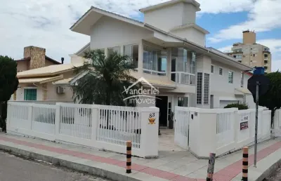 Casa de esquina com 04 quartos, sendo 03 suites com closet no bairro pagani em palhoça- sc