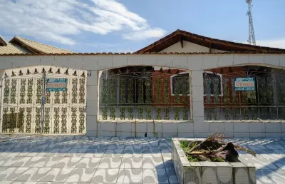 Casa em solemar com 03 dormitorios - lado praia - praia grande