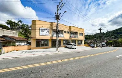 Alugo sala comercial com vitrine e 58m² - no bairro água verde