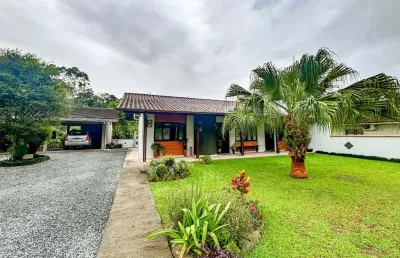 Vendo ampla casa semi mobiliada, 03 quartos - bairro itoupava central