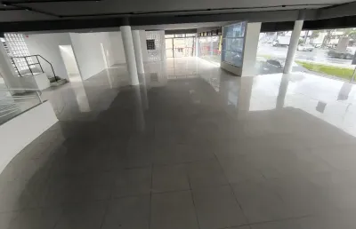 Alugo sala comercial com ampla vitrine as 330m² no bairro victor konder