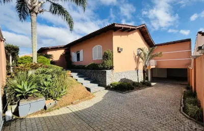Casa alto padrão semi mobiliada para locação no bairro água verde.