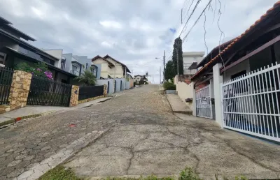 Alugo casa ampla - com dois andares e terreno amplo - no bairro da itoupava norte