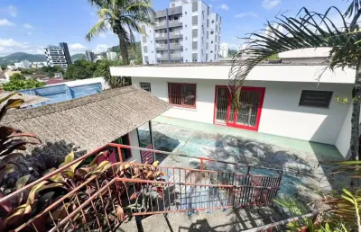 Alugo casa térrea com amplo quintal e 292m² - no bairro itoupava seca