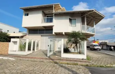 Casa com 3 quartos para alugar na rua josé pereira liberato, 609, são joão, itajaí por r$ 6.000