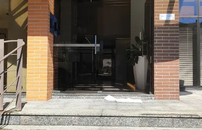 Loft duplex cabral sensacional, encantador!!! localizado pero de tudo o que se precisa, mercados, cafés, panificadoras, colégios.