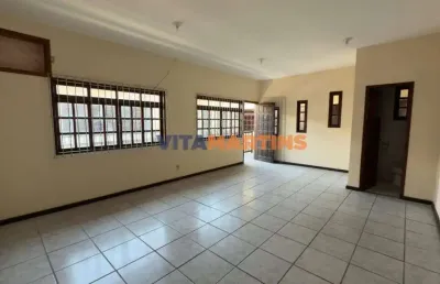 Sala de 35m² para locação fixa por r$1.200,00 + taxas no parque central em cabo frio/rj
