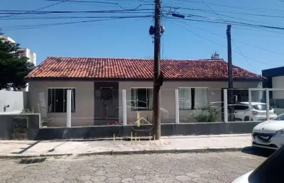 Casa com 03 dormitórios 01 suíte em barreiros, são josé/sc