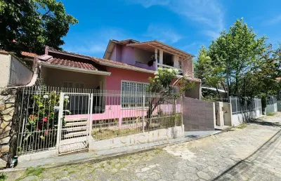Casa com 04 dormitórios 01 suíte em coqueiros, florianópolis/sc