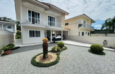 Casa com 03 quartos sendo 1 suíte no centro de palhoça!