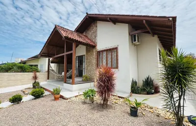 Casa com 03 dormitórios sendo 01 suíte no centro da palhoça!