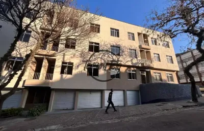 Apartamento de frente com 2 quartos, 2 banheiros, sala 2 ambientes e 1 vaga – localização privilegiada no bairro santa helena, juiz de fora!!