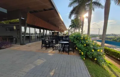 Sobrado de 345m² à venda, com três suítes, seis banheiros, quatro vagas de garagem e piscina no condomínio villa bela vista