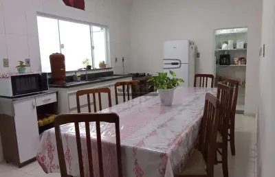 Casa térrea com três dormitórios e ótima localização em amparo
