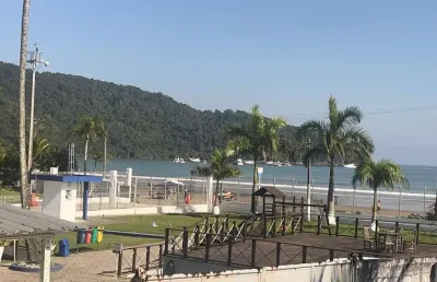 Casa pé na areia localizada ao lado da marina capital