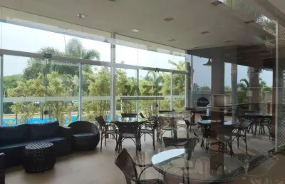 Sobrado à venda com 3 suítes, 5 banheiros, piscina e 2 vagas de garagem no condomínio lazuli club