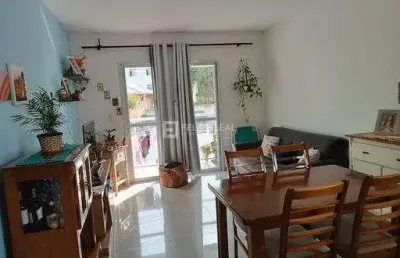 Apartamento de 02 dormitórios, cozinha planejada, sacada com churrasqueira no bairro pagani - palhoça