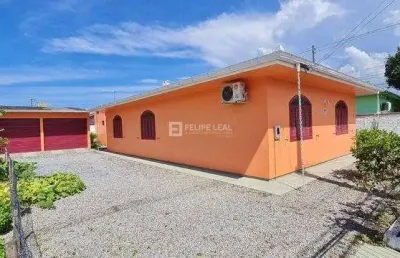 Casa no aririú da palhoça com 4 quartos sendo 1 suíte com amplo terreno