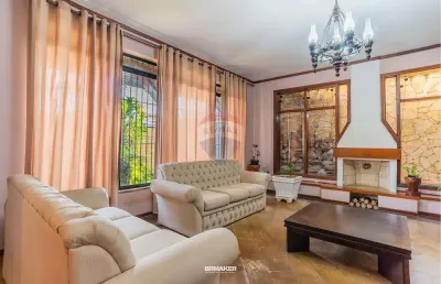 Casa à venda: 351 m², 4 quartos (1 suíte), piscina c/ cascata, 4 banheiros, 5 vagas, edícula e zoneamento misto. perto da lagoa do taquaral