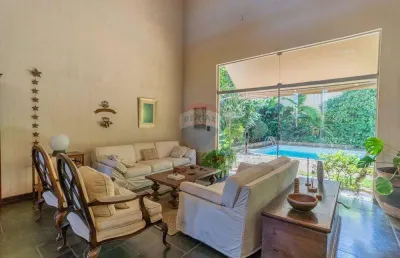 Casa com 627 m² de terreno e 521 m² de área útil, 06 quartos (03 suítes e 2 closets), quintal com piscina e churrasqueira, no jardim das paineiras. .