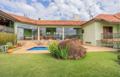 Remax vende casa com 4 quartos, 6 vagas, piscina, área gourmet, em condomínio moinho do vento