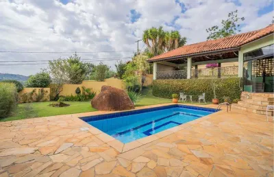 Remax vende casa com 4 quartos, 6 vagas, piscina, área gourmet, em condomínio moinho do vento