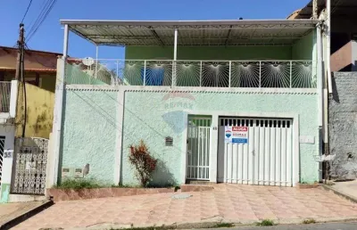 Re/max aluga casa de fundo r$ 1.650 , sala, cozinha, 2 dormitorios sendo 1 suíte, jd bom sucesso campinas