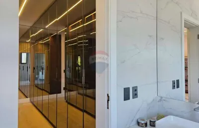 Re/max aluga casa em condomínio fechado no campo de toscana,  vinhedo - sp por r$30.000,00 o pacote da locação.