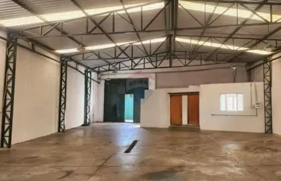 Remax aluga barracão/galpão comercial, 380 m² de área coberta, amplo vão livre, escritório, lavabo, 3 vagas de garagem, na entrada de sousas.em sousas