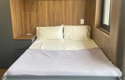 Studio mobiliado em frente a puc com varanda de vista livre! confira!