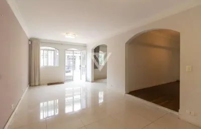 Casa espaçosa com 4 quartos e 4 vagas próxima ao metrô vila madalena