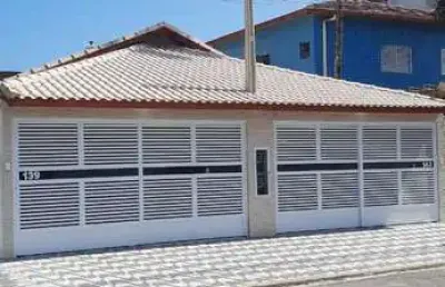 2 casas geminadas, 2 dorms, 1 suíte, 2 vagas, 110m², 100m do mar, maracanã
