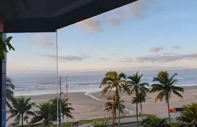 Apto frente mar com 3 dorm sendo 1 suíte, 2 banh, varanda, 1 vaga, lazer.
