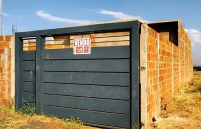 Casa a venda em fase final de construção, conta com uma localização privilegiada no bairro