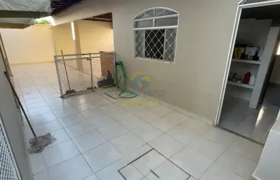 Casa comercial com espaço amplo  350m² de área construída.