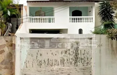 Lindo sobrado a venda com 275m² contendo 4 quartos 6 banheiros e 4 vagas de garagem