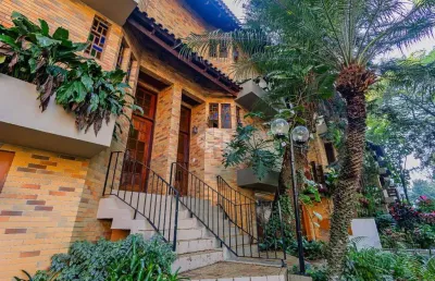 Casa em condomínio com 330m² e 3 dormitórios, 1 suíte, 2 vagas no bairro bela vista em porto alegre