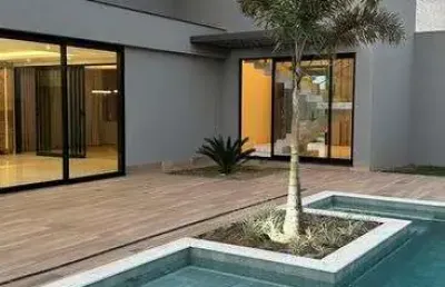 Sobrado para venda possui 330 metros quadrados com 4 quartos