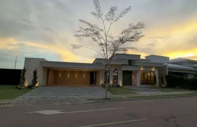 Casa de condomínio térrea para venda tem 372 metros quadrados com 4 quartos